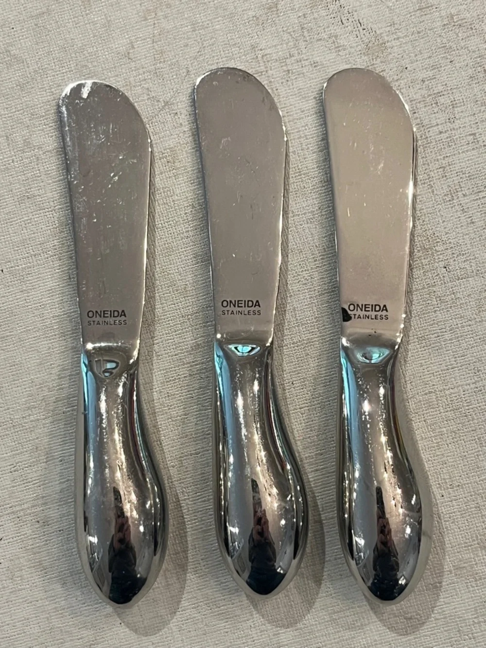 Oneida Stainless Flatware Spreaders in Polished Silver color. Set of 3. GUC!